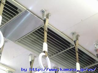 00038 天井に直結しているつり革