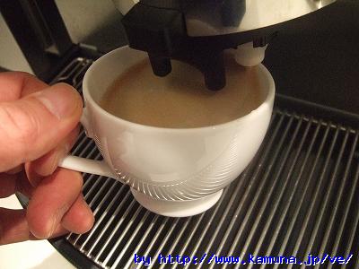 00121 こぼれるじゃないですか!